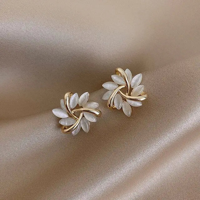 Boucles d'oreilles en opale blanche et feuille d'or