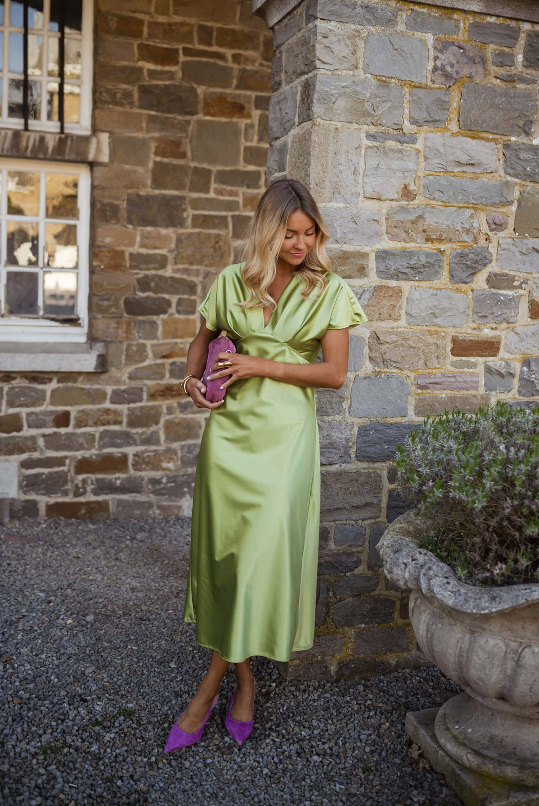 Eleonore™ | La robe en satin avec décolleté en V