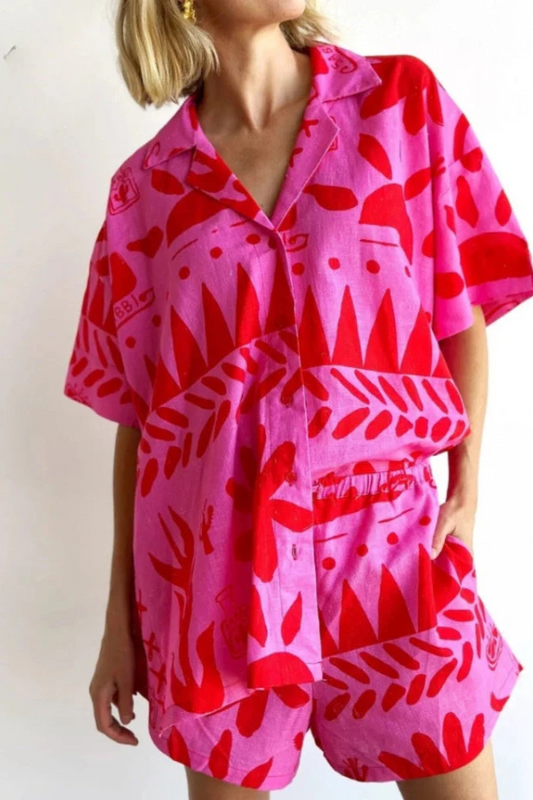 CORALIE – ENSEMBLE DE CHEMISE ET SHORTS VINTAGE GRAFFITI EN 2 PIÈCES