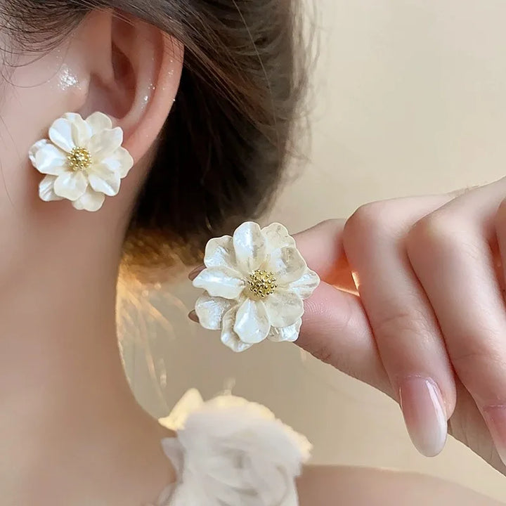 Boucles d'oreilles en acrylique blanc chic avec fleur
