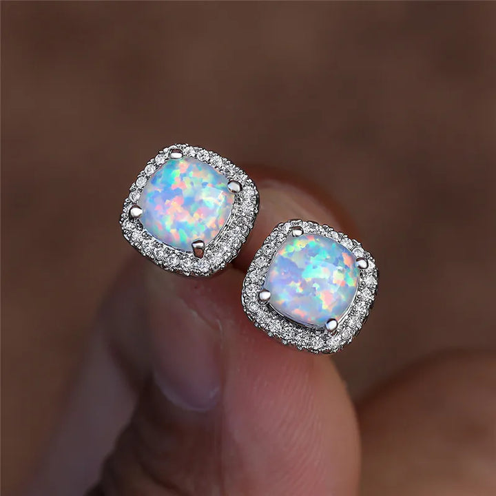 Boucles d'oreilles puces rondes en argent élégant avec opale blanche à feu