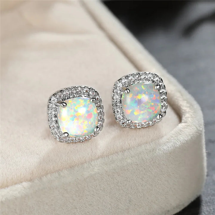 Boucles d'oreilles puces rondes en argent élégant avec opale blanche à feu