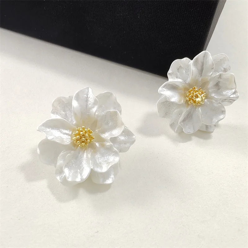 Boucles d'oreilles en acrylique blanc chic avec fleur