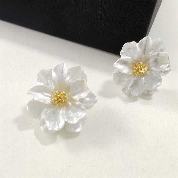 Boucles d'oreilles en acrylique blanc chic avec fleur