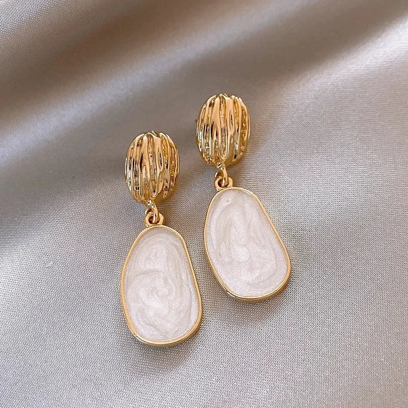 Boucles d'oreilles pendantes ovales en émail vintage