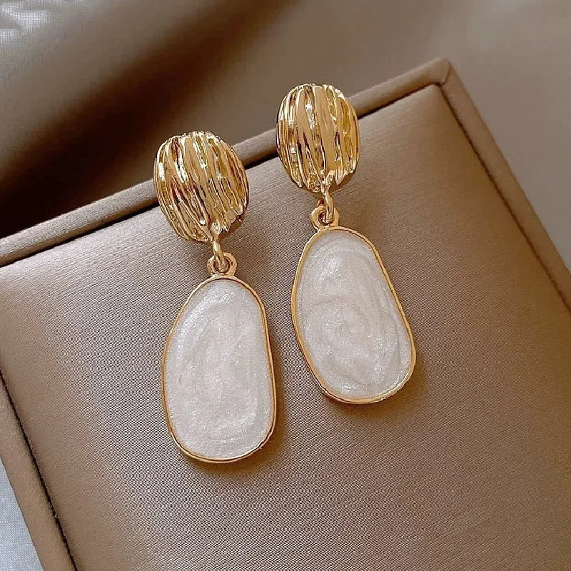 Boucles d'oreilles pendantes ovales en émail vintage