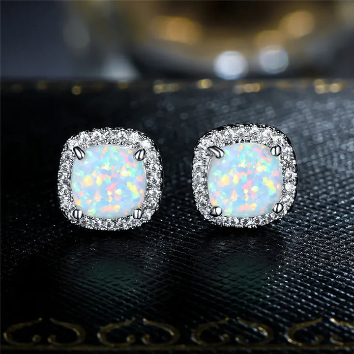 Boucles d'oreilles puces rondes en argent élégant avec opale blanche à feu