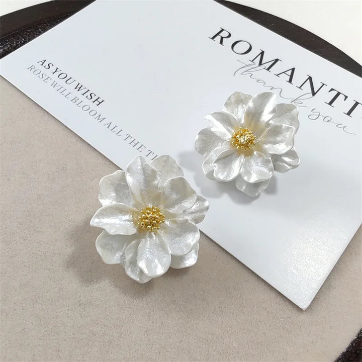 Boucles d'oreilles en acrylique blanc chic avec fleur