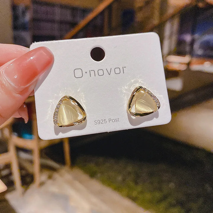 Boucles d'oreilles sophistiquées en opale triangulaire et cristal