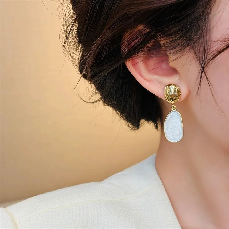 Boucles d'oreilles pendantes ovales en émail vintage