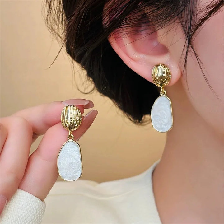 Boucles d'oreilles pendantes ovales en émail vintage
