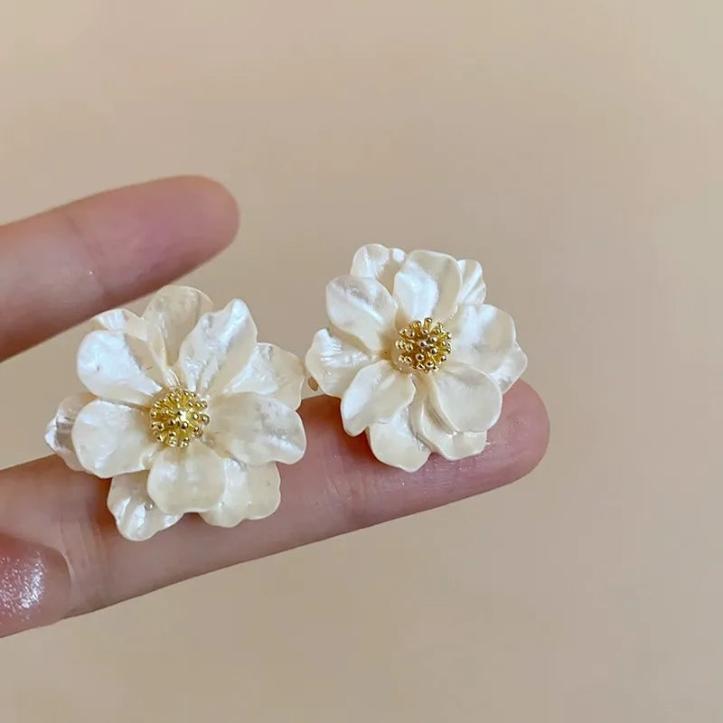 Boucles d'oreilles en acrylique blanc chic avec fleur