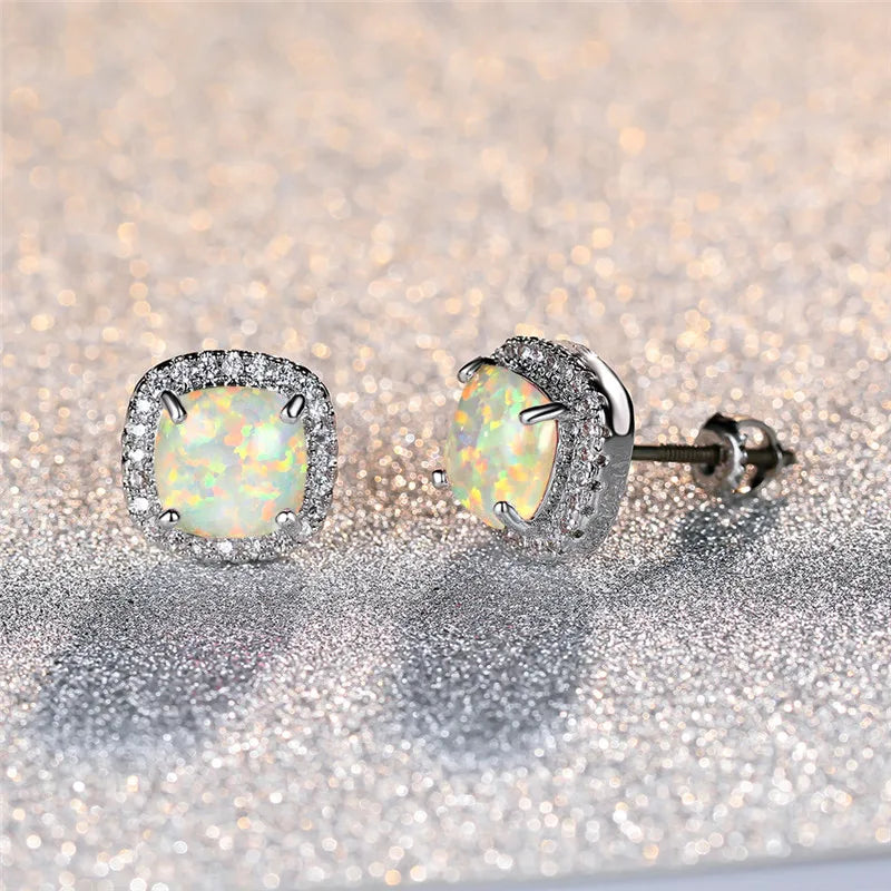 Boucles d'oreilles puces rondes en argent élégant avec opale blanche à feu