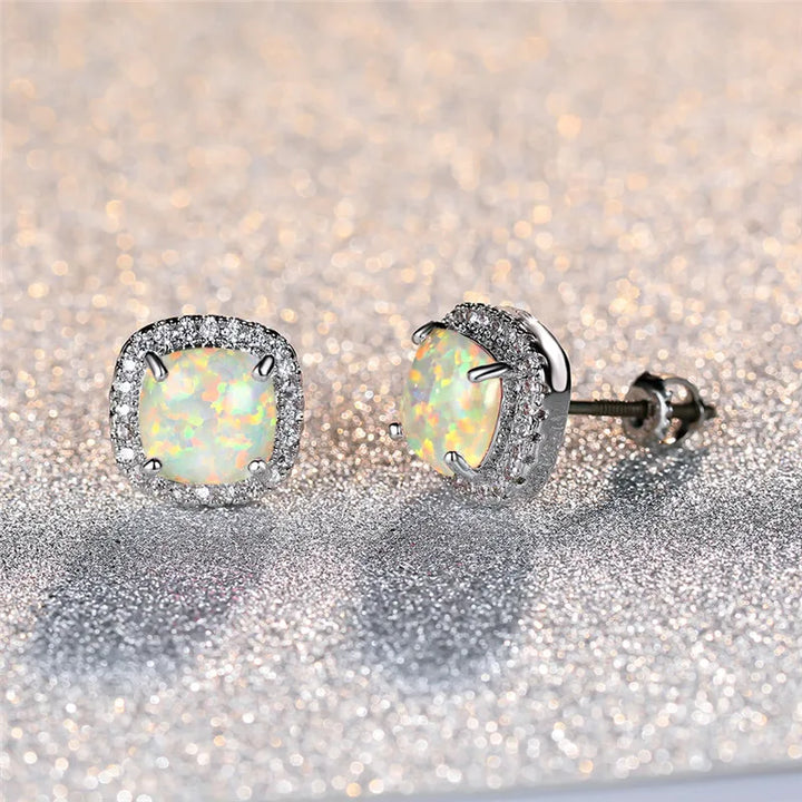 Boucles d'oreilles puces rondes en argent élégant avec opale blanche à feu