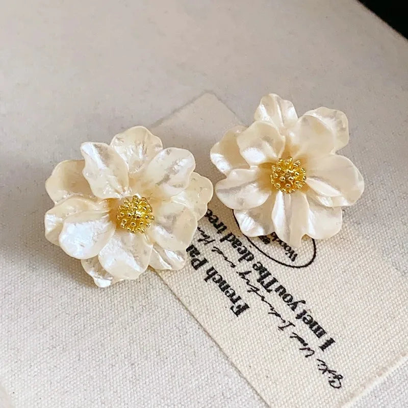 Boucles d'oreilles en acrylique blanc chic avec fleur