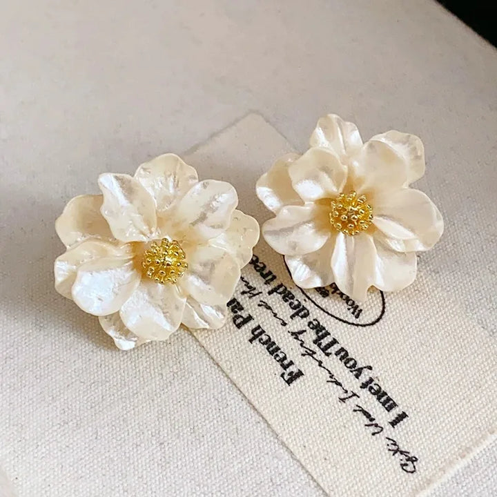Boucles d'oreilles en acrylique blanc chic avec fleur