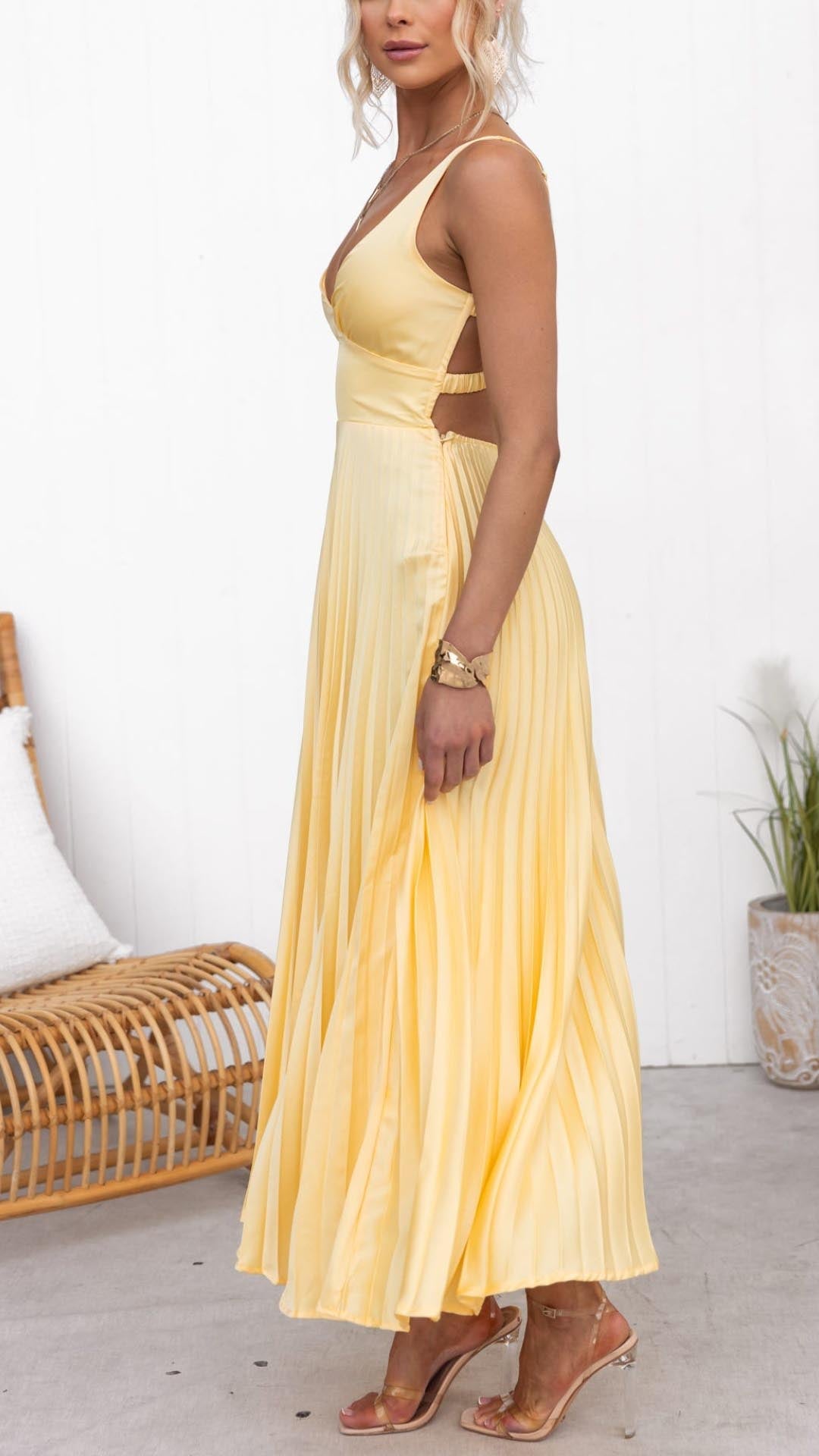 Aby™ | Robe Maxi Plissée Jaune à Décolleté en V
