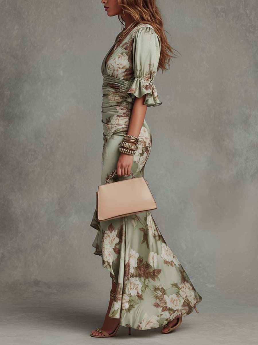 Anna - Robe longue asymétrique en satin vert avec décolleté en V, manches évasées froncées et motif floral