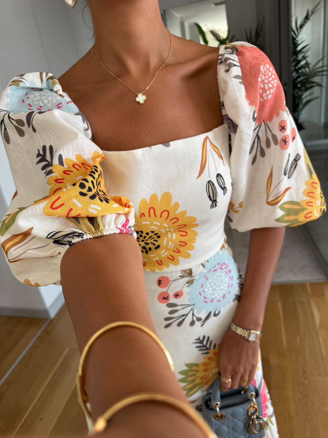 CAMILLE – ROBE ÉLÉGANTE À MANCHES VOLANTÉES EN FLEURS
