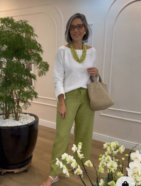 T-shirt blanc à col rond avec manches longues + Pantalons décontractés larges verts
