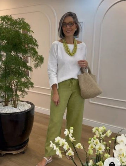 T-shirt blanc à col rond avec manches longues + Pantalons décontractés larges verts