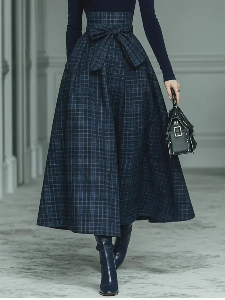 Ensemble de Haut à Col Montant Élastique Bleu Foncé et Jupe à Carreaux