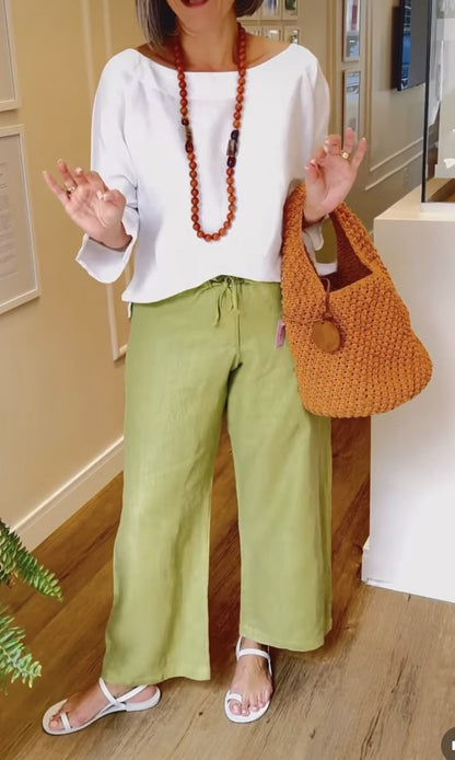 T-shirt blanc à col rond avec manches longues + Pantalons décontractés larges verts