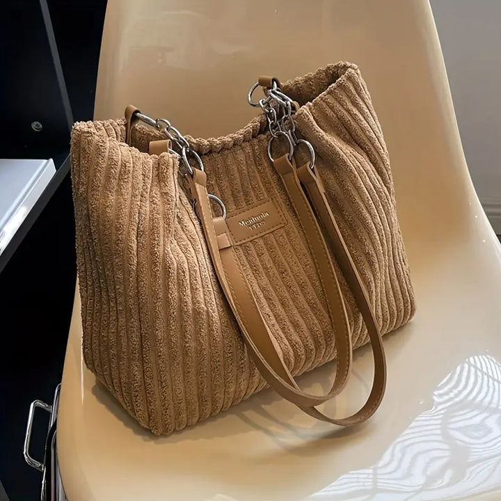 Alvhilde | Sac souple à côtes avec élégante chaîne métallique