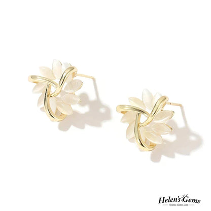 Boucles d'oreilles clous en or avec pétales d'opale exquise et élégante