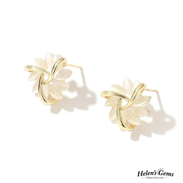 Boucles d'oreilles clous en or avec pétales d'opale exquise et élégante