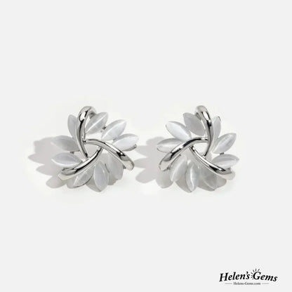 Boucles d'oreilles clous en or avec pétales d'opale exquise et élégante