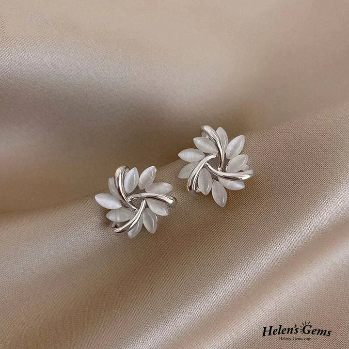 Boucles d'oreilles en or avec pétales d'opale exquise et élégante