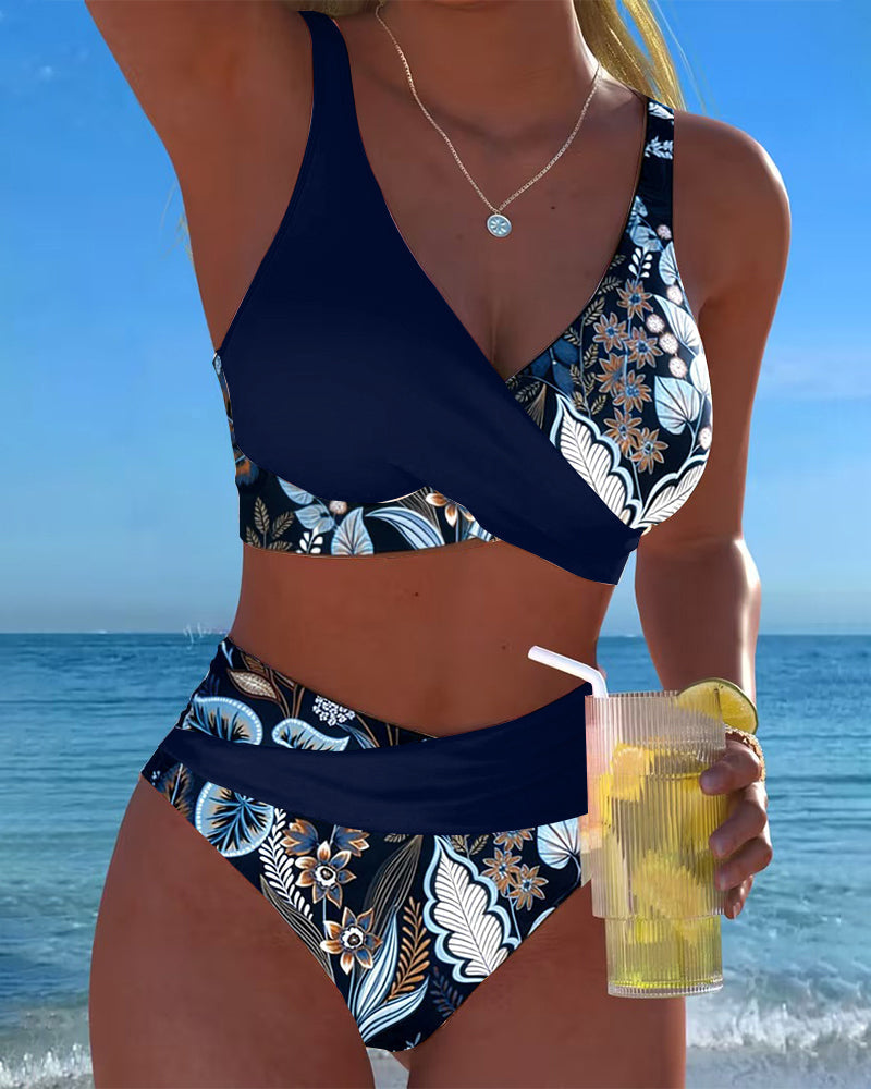 Bikini avec des couleurs contrastantes et un imprimé floral