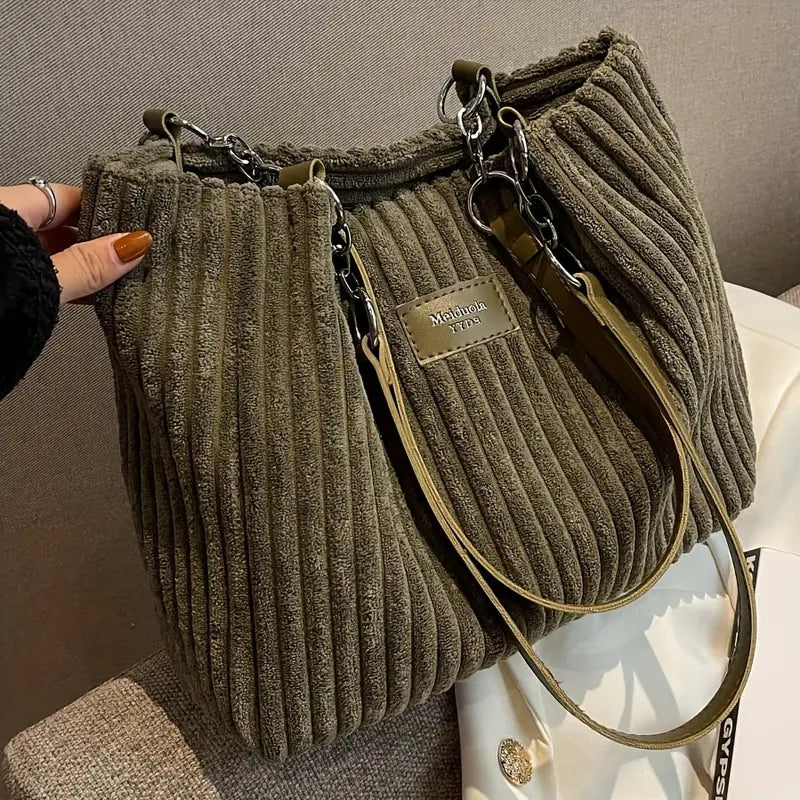 Alvhilde | Sac souple à côtes avec élégante chaîne métallique