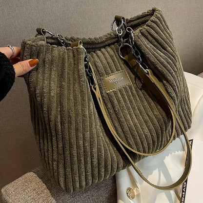 Alvhilde | Sac souple à côtes avec élégante chaîne métallique
