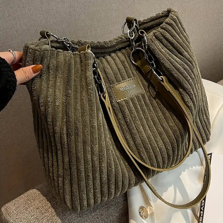 Alvhilde | Sac souple à côtes avec élégante chaîne métallique